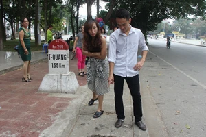 Nguy cơ tai nạn cho du khách trước cột mốc Quốc gia