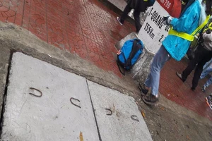 Đã khắc phục lỗ thủng nắp cống trước cột mốc quốc gia