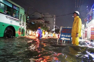 Đêm nay áp thấp nhiệt đới vào bờ, Sài Gòn mưa rất to
