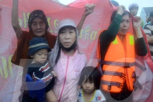 Bộ trưởng Bộ GD&ĐT tặng bằng khen các cô giáo cứu HS