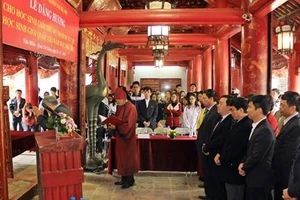 Dâng hương ở Văn Miếu: Sao chỉ cúi đầu trước Khổng Tử?