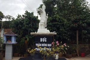 Xã cấm đặt tượng danh tướng Trần Hưng Đạo trên bục!