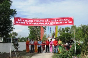 Thêm một cây cầu cho học sinh Cà Mau