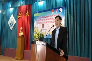 Ông Jonathan Hạnh Nguyễn tặng bữa ăn sáng cho học sinh 