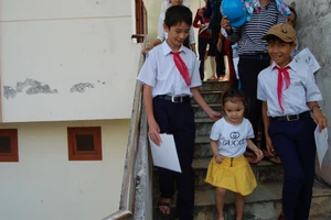 Học sinh huyện đảo Lý Sơn nô nức đi nhận học bổng 