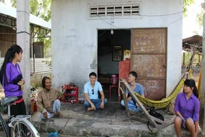 Bán hoa hồng mua bò tặng học trò nghèo