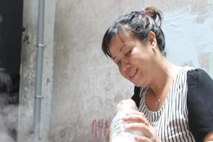 Ấm lòng người nghèo nhờ nồi cháo thịt bằm của chị Linh