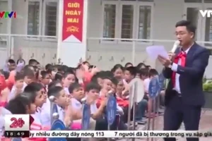 Thầy giáo hát rap dạy học sinh về an toàn giao thông