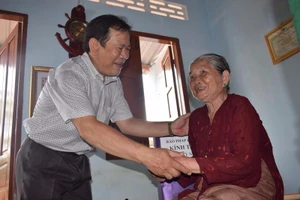 Báo Pháp Luật TP.HCM về nguồn thăm các mẹ VNAH 