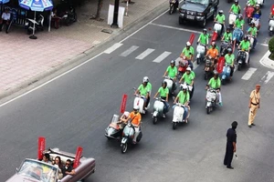 500 xe Vespa cổ rầm rộ diễu hành giữa thành phố biển