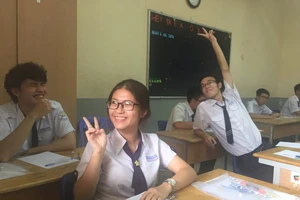 Vào phòng thi vẫn tranh thủ... làm duyên! 