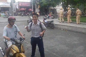 Thí sinh bối rối vì... quên đồng hồ 