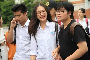 Đề ngoại ngữ quá dễ, thí sinh thở phào rời phòng thi 