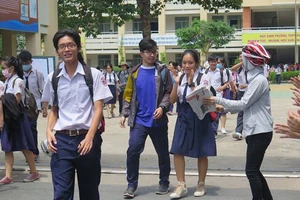 Đề thi, gợi ý bài giải các mã đề môn Hóa học 