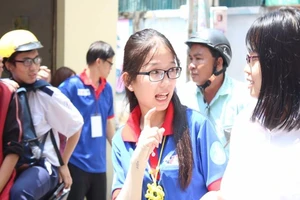 Nữ sinh tiếp sức TS khiếm thính bằng ngôn ngữ ký hiệu 