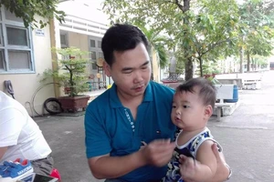 Chồng bế con 9 tháng tuổi theo vợ đi thi