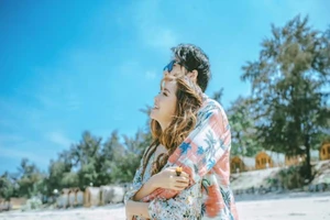 Ca sĩ Bao giờ lấy chồng rủ người yêu đi khắp thế gian