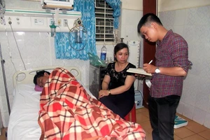 Uống rượu ngâm củ thương lục, 13 người bị ngộ độc