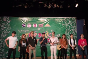 Trao 200 phần quà cho trẻ em bị ảnh hưởng bởi HIV/AIDS