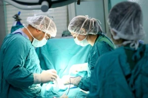 Phẫu thuật tim cứu sống em bé còn trong bụng mẹ