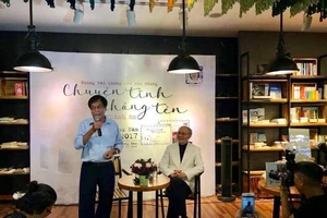 Hàng trăm người đội mưa đến gặp nhạc sĩ Vũ Thành An 