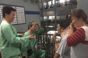 Vợ chồng thằng Mập xuất viện rồi... 