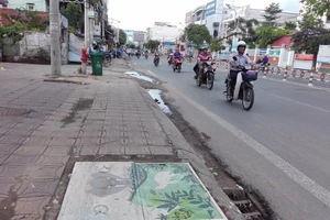 Đến lượt nắp cống Cần Thơ được thay áo mới