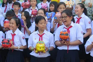 Thầy trò đập heo đất giúp đồng bào bị lũ