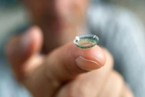 Bị liệt, mù vì ký sinh trùng ẩn trong kính áp tròng