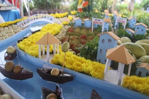 Về chợ nổi Phong Điền chiêm ngưỡng tạo hình trái cây