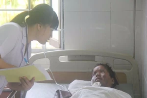 Đốt đèn dầu bắt muỗi trong màn, 2 mẹ con bỏng nặng