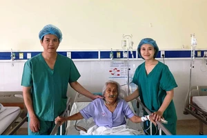 Lấy gọn ổ sỏi 'khủng' trong ống mật cụ bà 94 tuổi