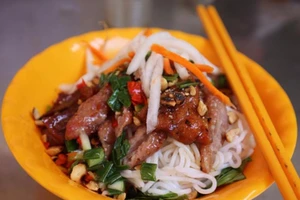 Quán bún thịt nướng ngon nhất chợ Bàn Cờ