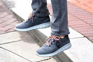 Bệnh ‘chân lực sĩ’ ở nam giới vì đi giày không vớ