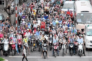 Khách Tây rỉ tai nhau mẹo ‘sống sót’ khi đi xe máy ở VN