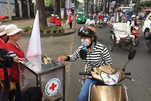 Ấm áp tình người Sài Gòn ủng hộ đồng bào lũ lụt 