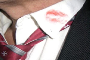 Vết son trên cổ áo: Ghen cho đáng mặt đàn bà khôn ngoan 