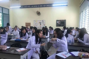 Đề văn đầu năm khiến trò bật khóc, phụ huynh sụt sùi 