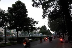Người dân TP.HCM bật đèn xe đi giữa ban ngày