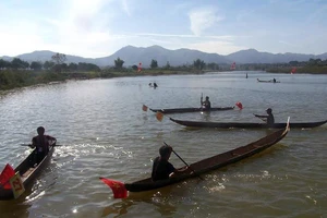 Tổ chức đua thuyền tôn vinh người lái đò trên sông Pô Cô
