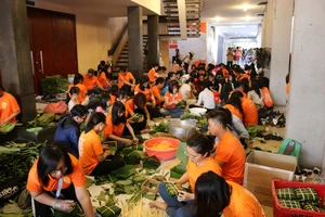 Lãnh sự quán Nam Phi tặng 2500 bánh chưng cho người nghèo