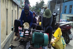 Nghề chà đồ đồng mùa Tết trên đảo Lý Sơn