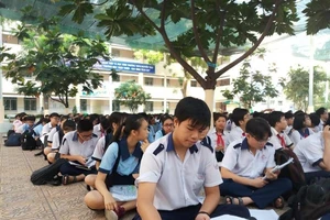 Thí sinh TP.HCM tranh thủ ôn bài trước giờ G