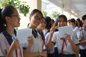 Sĩ tử TP.HCM cười như ‘địa chủ được mùa’ trước giờ thi