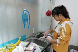 Sinh viên được tiếp sức mùa thi bằng thực phẩm sạch 