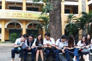 Trước giờ thi Văn, thí sinh vẫn tranh thủ ôn và ... đoán đề