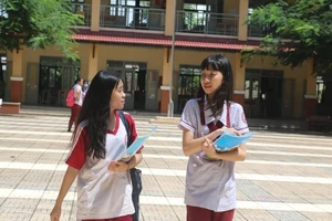 Thí sinh tại điểm thi trường THPT Đào Sơn Tây. Ảnh: Thủy Trúc