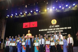 Tuyên dương 14 thủ lĩnh công đoàn đạt Giải thưởng 28/7