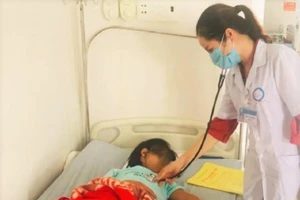 Hàng chục học sinh nhập viện nghi do ngộ độc thực phẩm