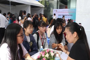 Sôi nổi ngày hội hướng nghiệp của sinh viên ĐH Luật TP.HCM